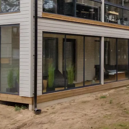 Lomahuoneisto Tuomenkartano B 9 アパート