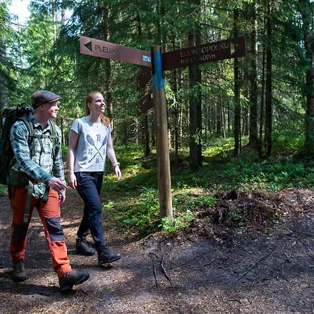 Lomahuoneisto Tuomenkartano B 9 アパート *